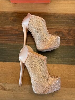 Lady's shoes size 6 De Blossom stiletto